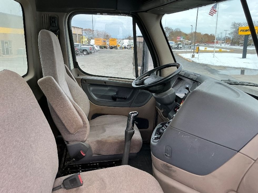 Day Cab Tractor-Heavy Duty Tractors-Freightliner-2018-Cascadia 12564ST-Elkhart-IN-314,055\n\t\tmiles-$ 38,000 - Image 14