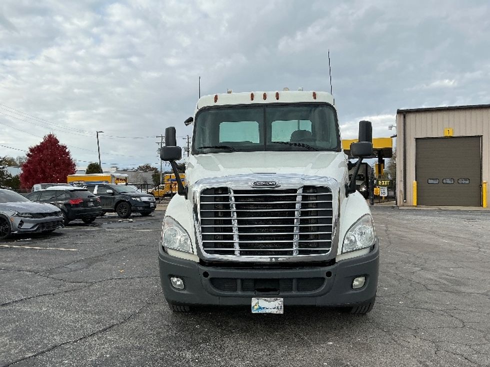 Day Cab Tractor-Heavy Duty Tractors-Freightliner-2018-Cascadia 12564ST-Elkhart-IN-314,055\n\t\tmiles-$ 38,000 - Image 2