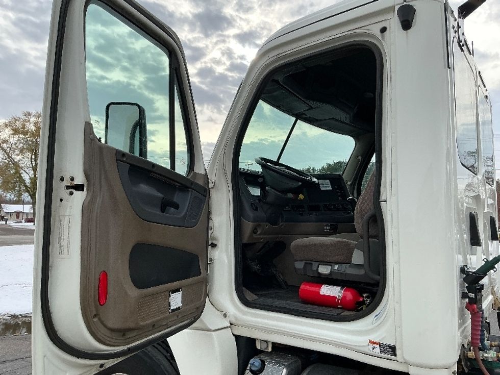 Day Cab Tractor-Heavy Duty Tractors-Freightliner-2018-Cascadia 12564ST-Elkhart-IN-314,055\n\t\tmiles-$ 38,000 - Image 9