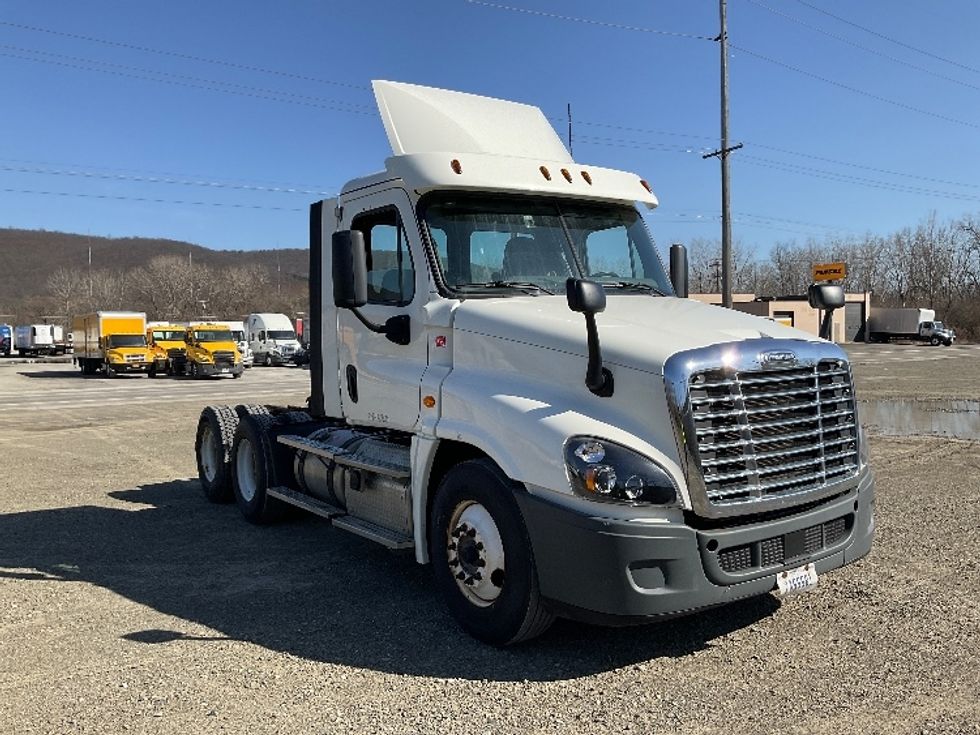 Day Cab Tractor-Heavy Duty Tractors-Freightliner-2018-Cascadia 12564ST-Elmira-NY-473,216\n\t\tmiles-$ 33,000 - Image 1