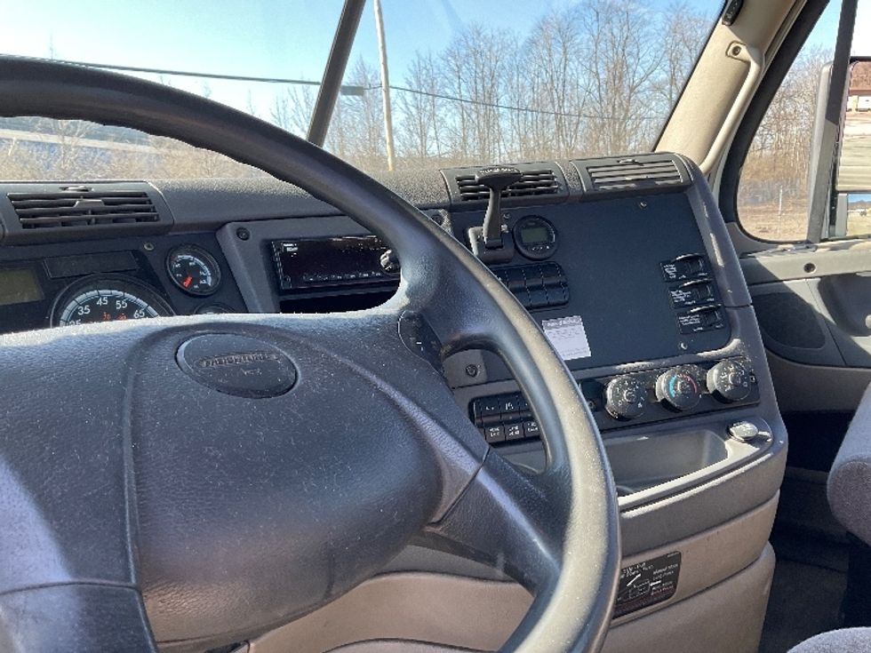 Day Cab Tractor-Heavy Duty Tractors-Freightliner-2018-Cascadia 12564ST-Elmira-NY-473,216\n\t\tmiles-$ 33,000 - Image 10