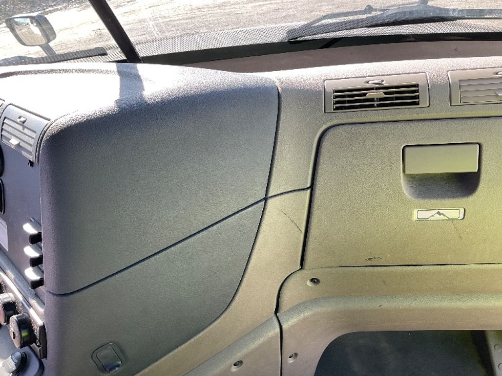 Day Cab Tractor-Heavy Duty Tractors-Freightliner-2018-Cascadia 12564ST-Elmira-NY-473,216\n\t\tmiles-$ 33,000 - Image 13