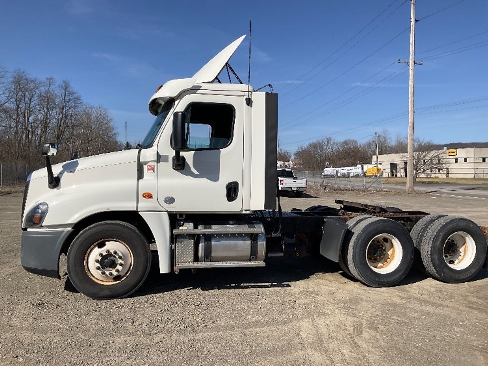 Day Cab Tractor-Heavy Duty Tractors-Freightliner-2018-Cascadia 12564ST-Elmira-NY-473,216\n\t\tmiles-$ 33,000 - Image 4