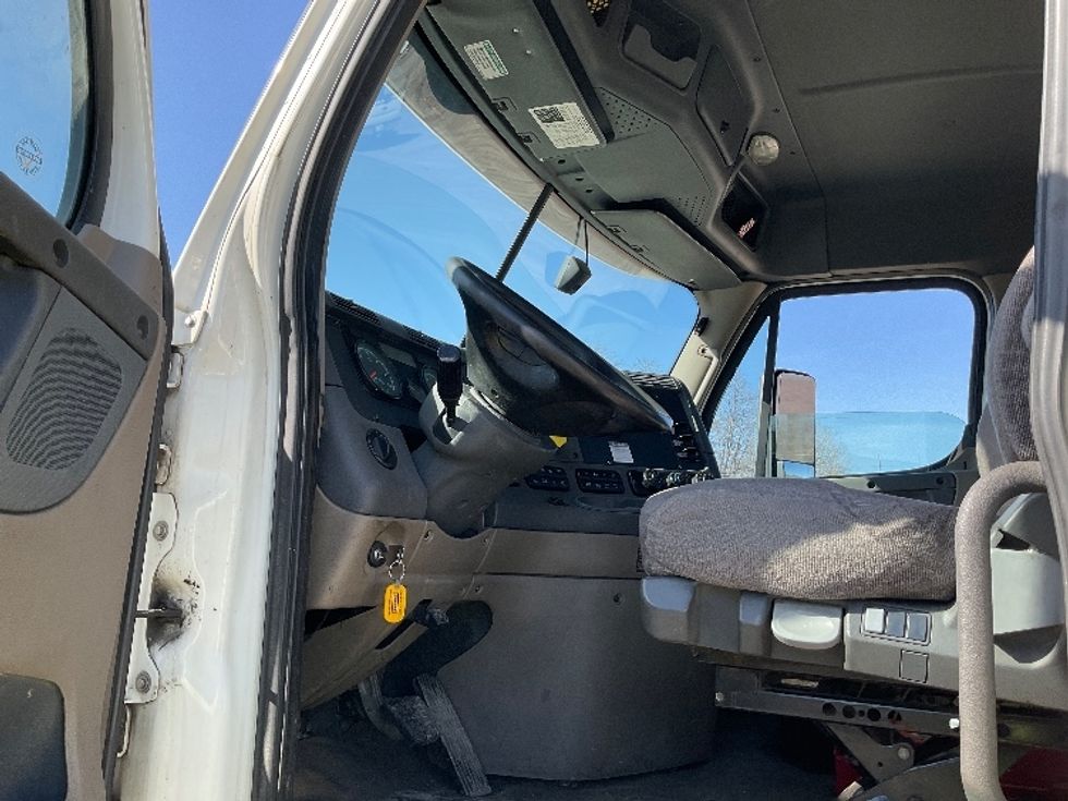 Day Cab Tractor-Heavy Duty Tractors-Freightliner-2018-Cascadia 12564ST-Elmira-NY-473,216\n\t\tmiles-$ 33,000 - Image 9