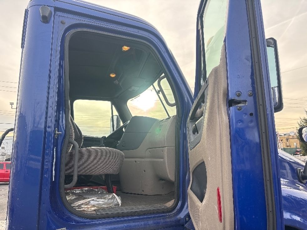 Day Cab Tractor-Heavy Duty Tractors-Freightliner-2018-Cascadia 12564ST-Elmsford-NY-124,457\n\t\tmiles-$ 47,500 - Image 12