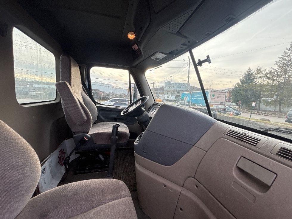 Day Cab Tractor-Heavy Duty Tractors-Freightliner-2018-Cascadia 12564ST-Elmsford-NY-124,457\n\t\tmiles-$ 47,500 - Image 14