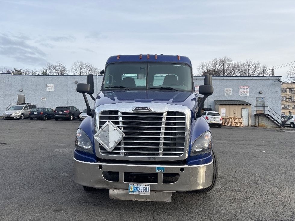 Day Cab Tractor-Heavy Duty Tractors-Freightliner-2018-Cascadia 12564ST-Elmsford-NY-124,457\n\t\tmiles-$ 47,500 - Image 2