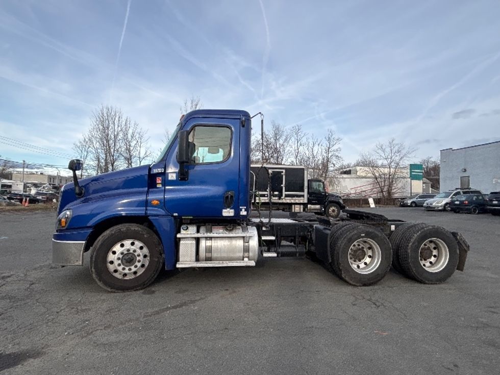 Day Cab Tractor-Heavy Duty Tractors-Freightliner-2018-Cascadia 12564ST-Elmsford-NY-124,457\n\t\tmiles-$ 47,500 - Image 4