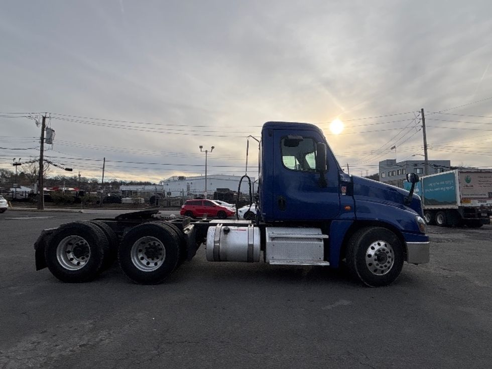 Day Cab Tractor-Heavy Duty Tractors-Freightliner-2018-Cascadia 12564ST-Elmsford-NY-124,457\n\t\tmiles-$ 47,500 - Image 8