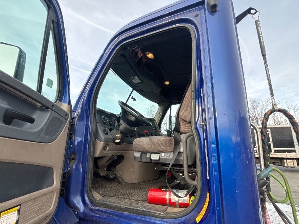 Day Cab Tractor-Heavy Duty Tractors-Freightliner-2018-Cascadia 12564ST-Elmsford-NY-124,457\n\t\tmiles-$ 47,500 - Image 9