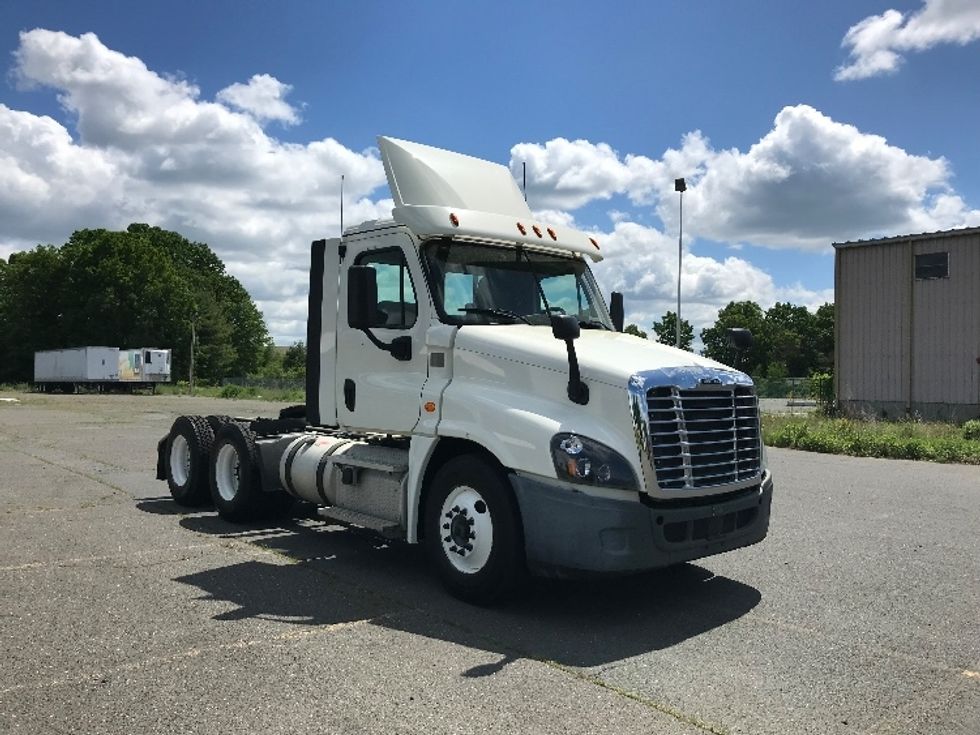 Day Cab Tractor-Heavy Duty Tractors-Freightliner-2018-Cascadia 12564ST-Essex Junction-VT-588,793\n\t\tmiles-$ 27,750 - Image 1