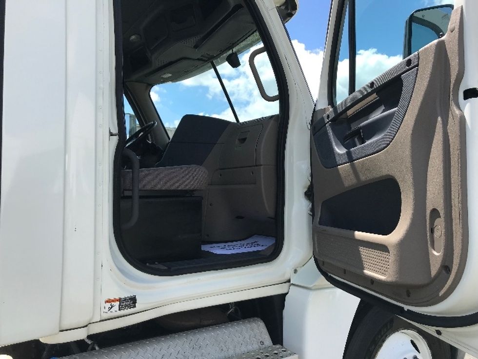 Day Cab Tractor-Heavy Duty Tractors-Freightliner-2018-Cascadia 12564ST-Essex Junction-VT-588,793\n\t\tmiles-$ 27,750 - Image 12