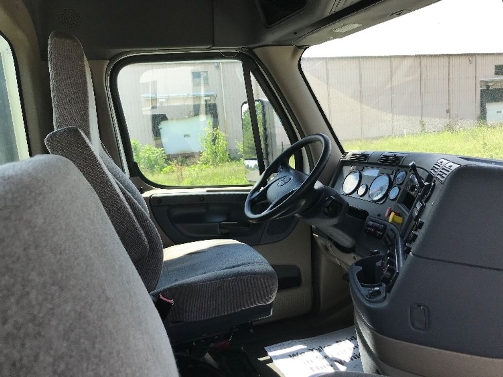 Day Cab Tractor-Heavy Duty Tractors-Freightliner-2018-Cascadia 12564ST-Essex Junction-VT-588,793\n\t\tmiles-$ 27,750 - Image 14