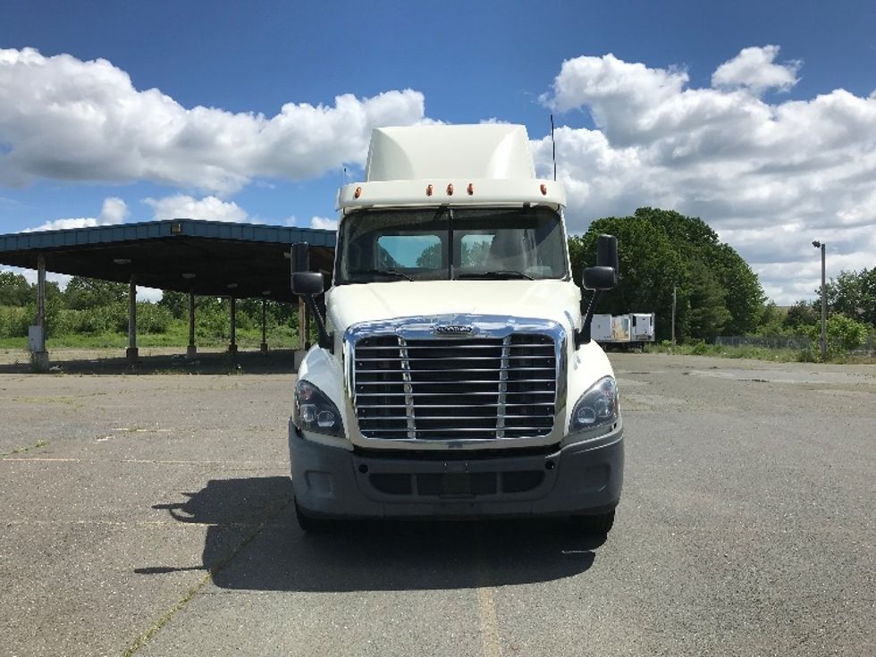 Day Cab Tractor-Heavy Duty Tractors-Freightliner-2018-Cascadia 12564ST-Essex Junction-VT-588,793\n\t\tmiles-$ 27,750 - Image 2