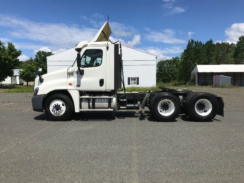 Day Cab Tractor-Heavy Duty Tractors-Freightliner-2018-Cascadia 12564ST-Essex Junction-VT-588,793\n\t\tmiles-$ 27,750 - Image 4