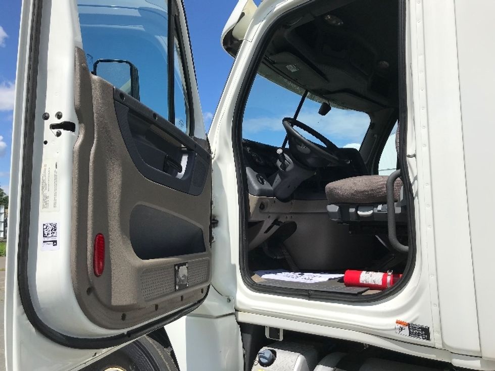 Day Cab Tractor-Heavy Duty Tractors-Freightliner-2018-Cascadia 12564ST-Essex Junction-VT-588,793\n\t\tmiles-$ 27,750 - Image 9