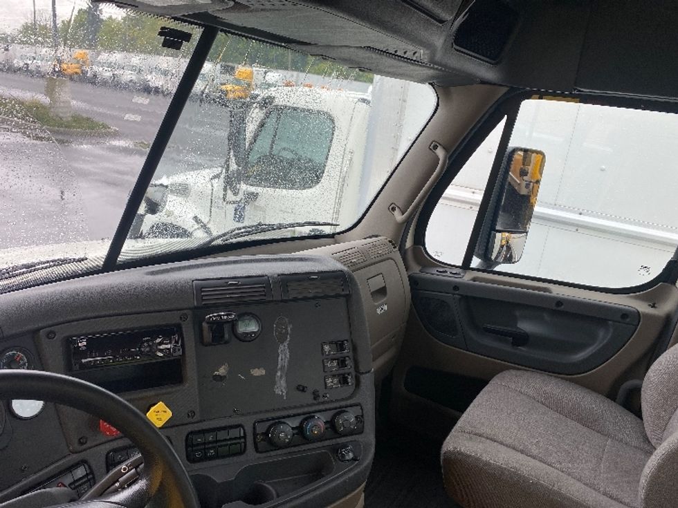 Day Cab Tractor-Heavy Duty Tractors-Freightliner-2018-Cascadia 12564ST-Everett-WA-138,100\n\t\tmiles-$ 42,750 - Image 10