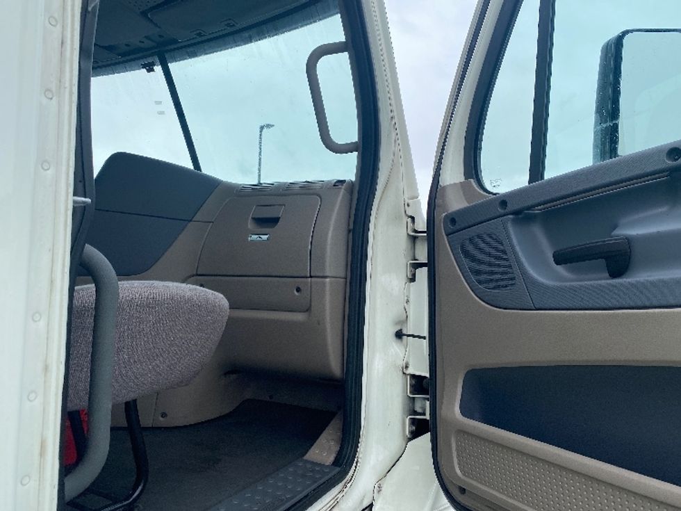 Day Cab Tractor-Heavy Duty Tractors-Freightliner-2018-Cascadia 12564ST-Everett-WA-138,100\n\t\tmiles-$ 42,750 - Image 12