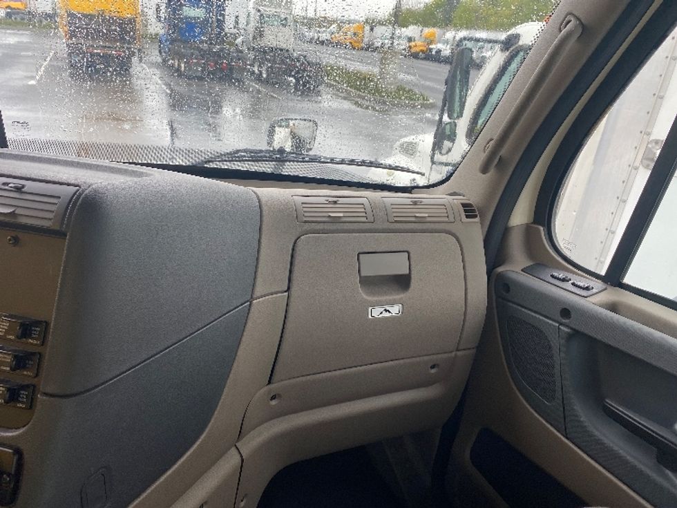 Day Cab Tractor-Heavy Duty Tractors-Freightliner-2018-Cascadia 12564ST-Everett-WA-138,100\n\t\tmiles-$ 42,750 - Image 13