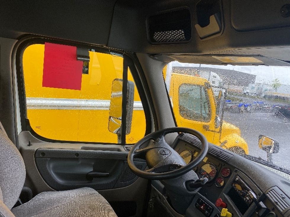 Day Cab Tractor-Heavy Duty Tractors-Freightliner-2018-Cascadia 12564ST-Everett-WA-138,100\n\t\tmiles-$ 42,750 - Image 14