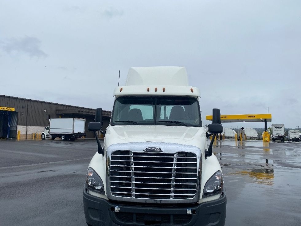 Day Cab Tractor-Heavy Duty Tractors-Freightliner-2018-Cascadia 12564ST-Everett-WA-138,100\n\t\tmiles-$ 42,750 - Image 2