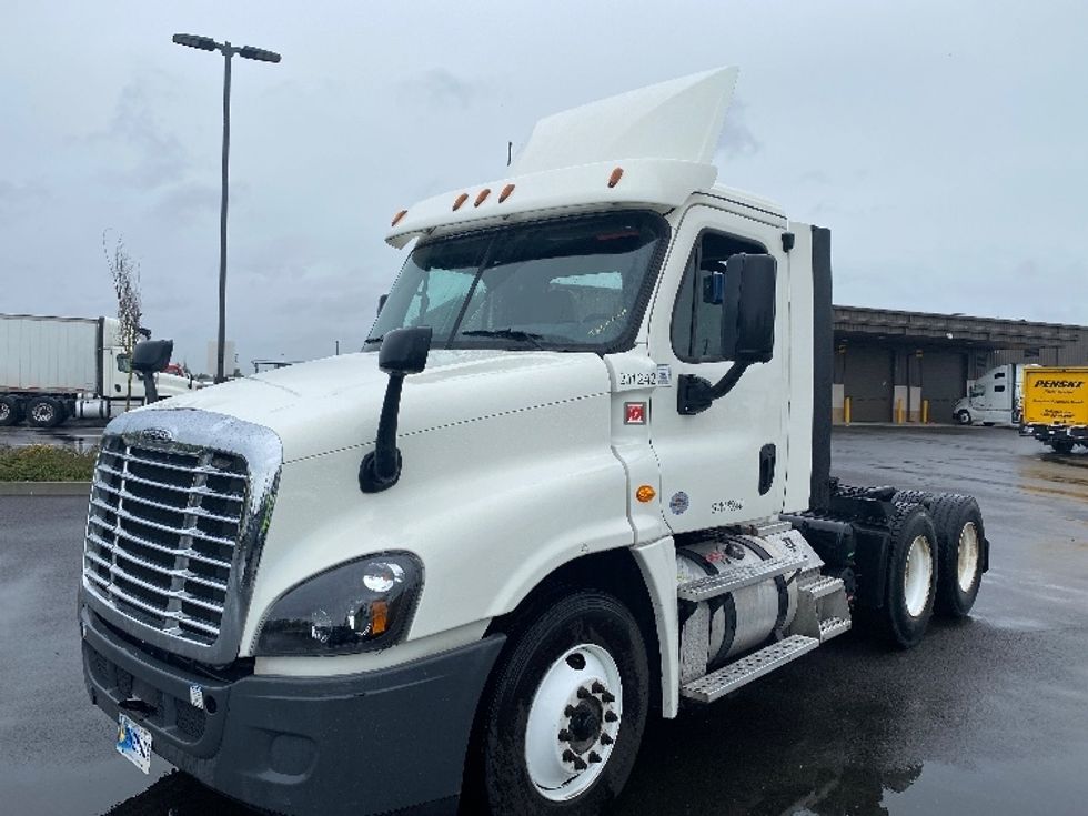 Day Cab Tractor-Heavy Duty Tractors-Freightliner-2018-Cascadia 12564ST-Everett-WA-138,100\n\t\tmiles-$ 42,750 - Image 3