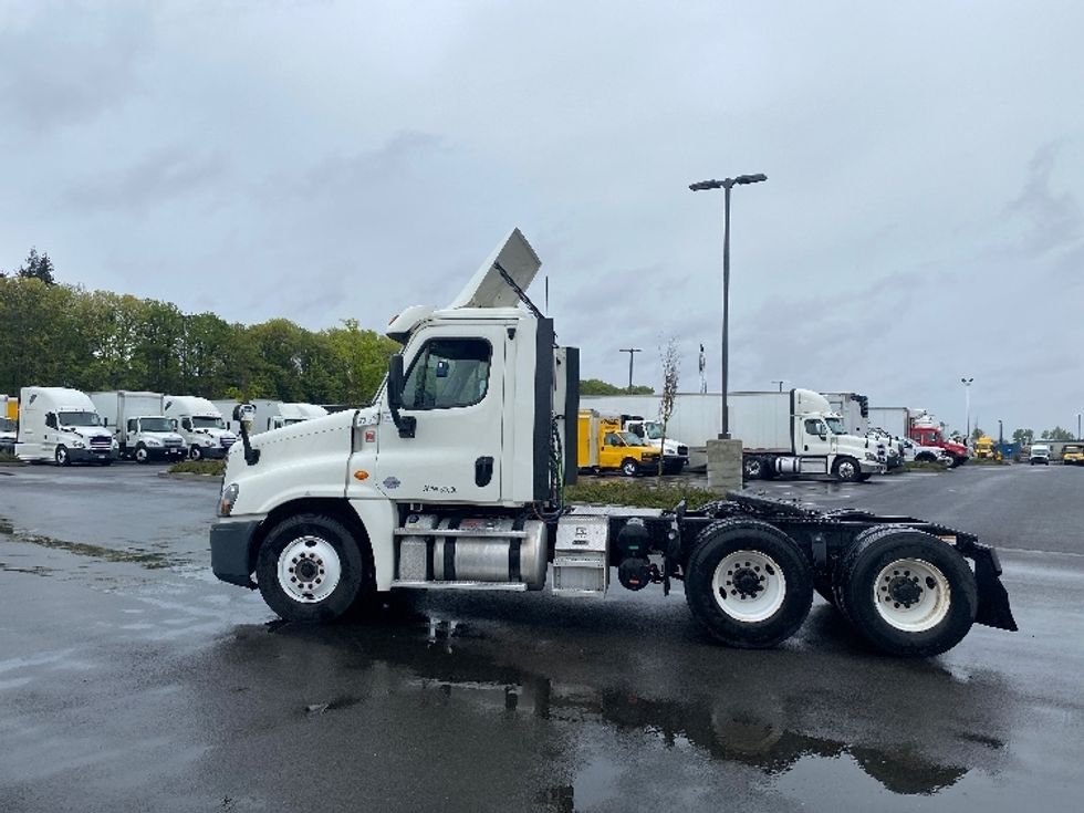 Day Cab Tractor-Heavy Duty Tractors-Freightliner-2018-Cascadia 12564ST-Everett-WA-138,100\n\t\tmiles-$ 42,750 - Image 4