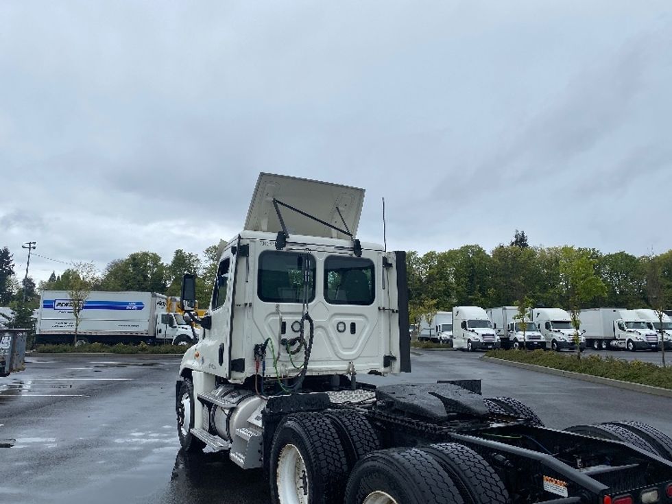 Day Cab Tractor-Heavy Duty Tractors-Freightliner-2018-Cascadia 12564ST-Everett-WA-138,100\n\t\tmiles-$ 42,750 - Image 5