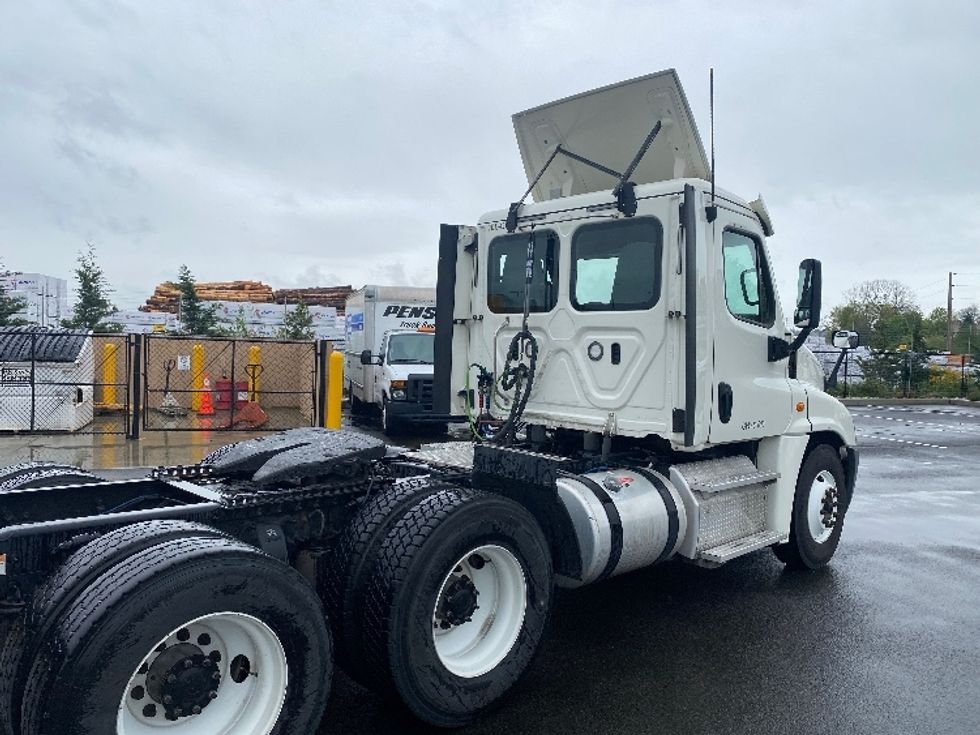 Day Cab Tractor-Heavy Duty Tractors-Freightliner-2018-Cascadia 12564ST-Everett-WA-138,100\n\t\tmiles-$ 42,750 - Image 7