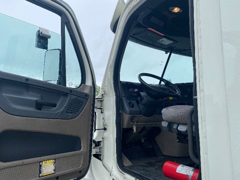 Day Cab Tractor-Heavy Duty Tractors-Freightliner-2018-Cascadia 12564ST-Everett-WA-138,100\n\t\tmiles-$ 42,750 - Image 9