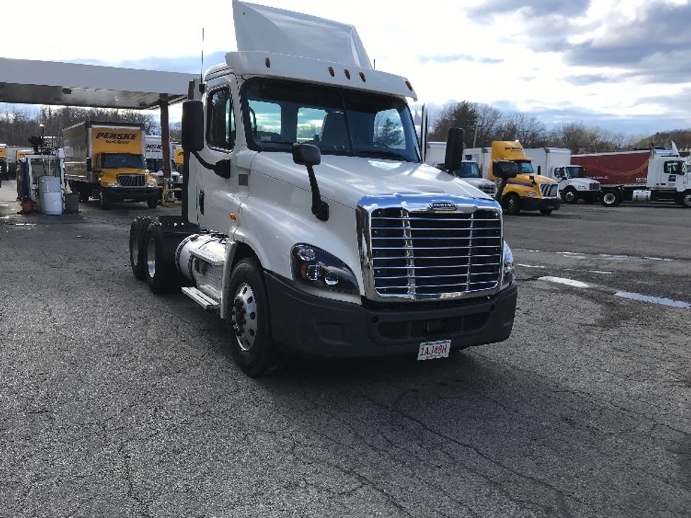 Day Cab Tractor-Heavy Duty Tractors-Freightliner-2018-Cascadia 12564ST-Fitchburg-MA-291,563\n\t\tmiles-$ 45,000 - Image 1
