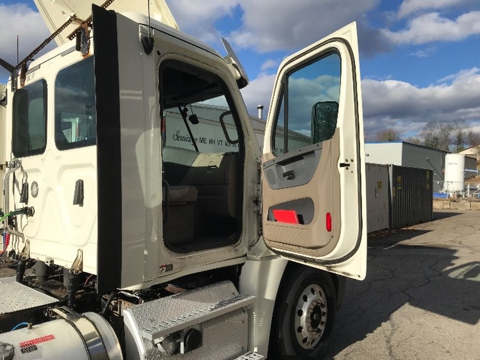 Day Cab Tractor-Heavy Duty Tractors-Freightliner-2018-Cascadia 12564ST-Fitchburg-MA-291,563\n\t\tmiles-$ 45,000 - Image 12
