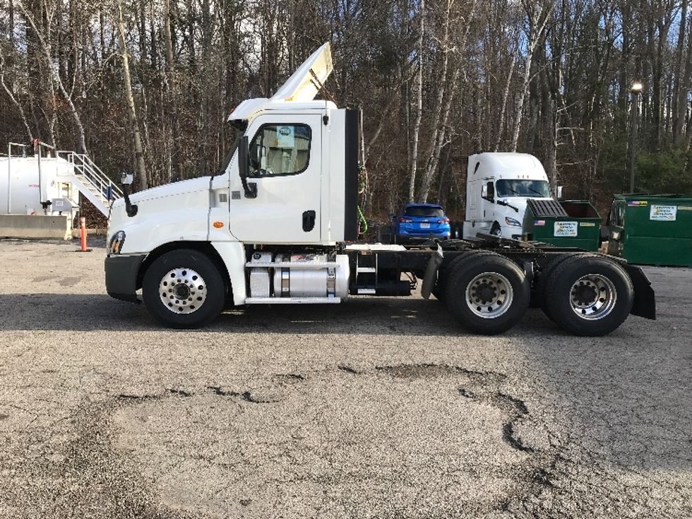 Day Cab Tractor-Heavy Duty Tractors-Freightliner-2018-Cascadia 12564ST-Fitchburg-MA-291,563\n\t\tmiles-$ 45,000 - Image 4
