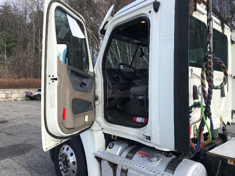 Day Cab Tractor-Heavy Duty Tractors-Freightliner-2018-Cascadia 12564ST-Fitchburg-MA-291,563\n\t\tmiles-$ 45,000 - Image 9