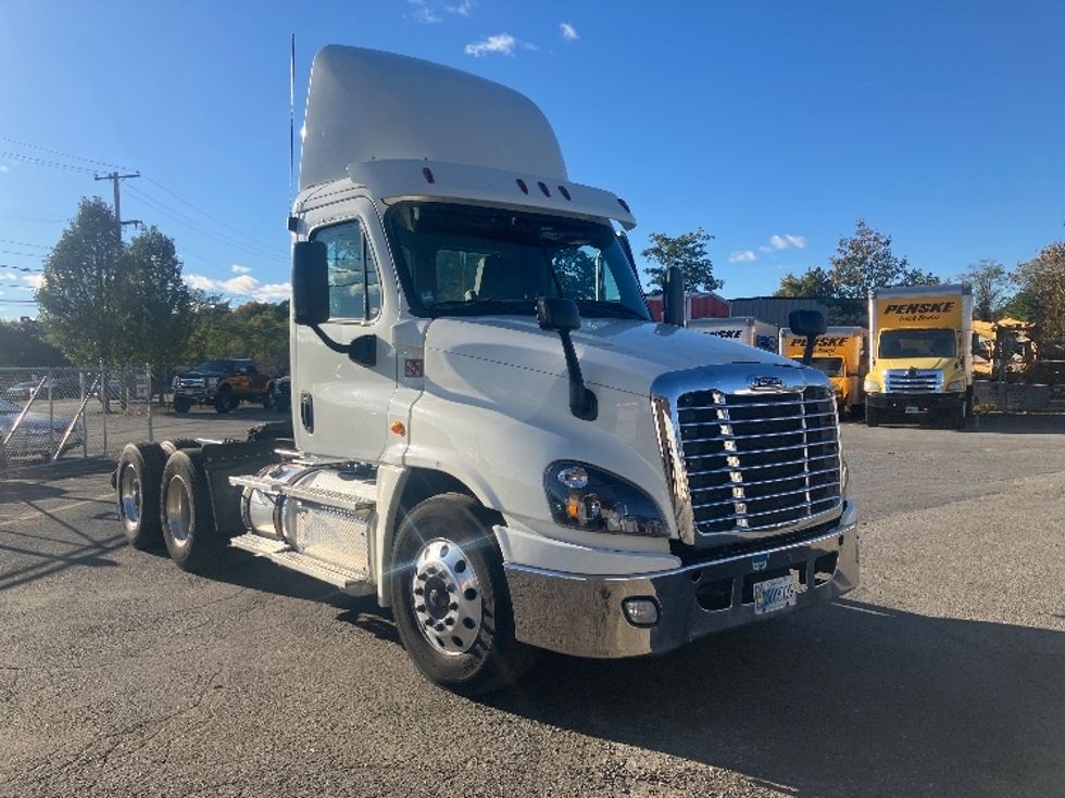 Day Cab Tractor-Heavy Duty Tractors-Freightliner-2018-Cascadia 12564ST-Fitchburg-MA-319,118\n\t\tmiles-$ 44,000 - Image 1