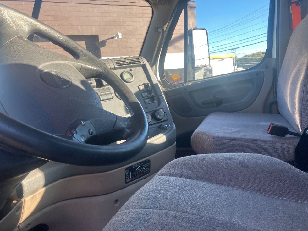 Day Cab Tractor-Heavy Duty Tractors-Freightliner-2018-Cascadia 12564ST-Fitchburg-MA-319,118\n\t\tmiles-$ 44,000 - Image 10