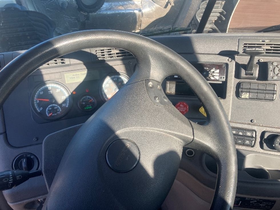 Day Cab Tractor-Heavy Duty Tractors-Freightliner-2018-Cascadia 12564ST-Fitchburg-MA-319,118\n\t\tmiles-$ 44,000 - Image 11