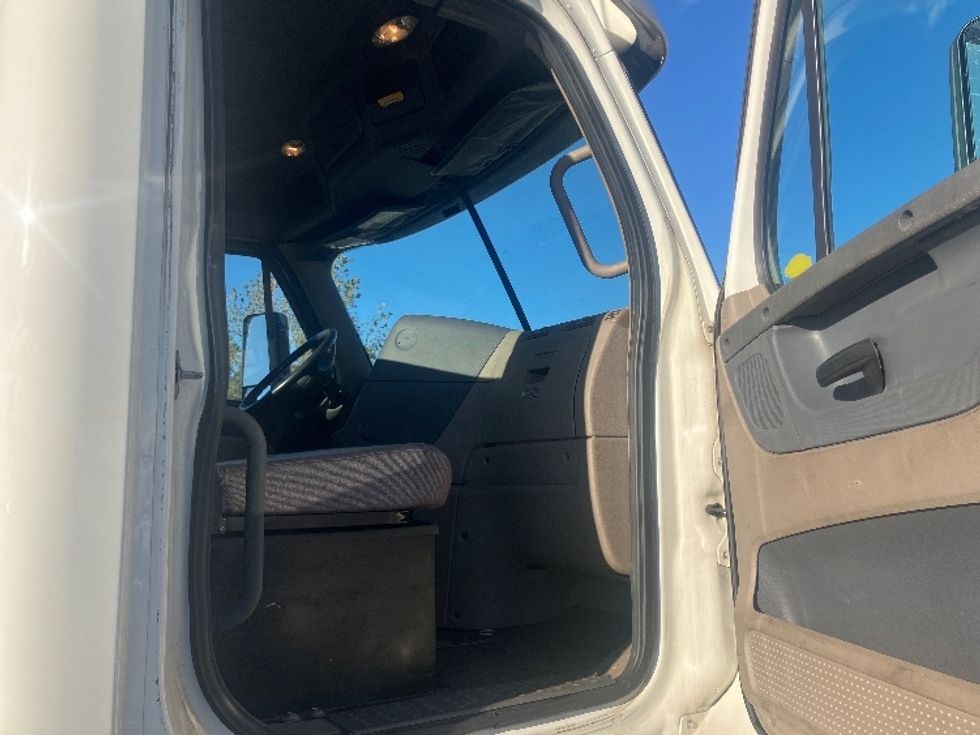 Day Cab Tractor-Heavy Duty Tractors-Freightliner-2018-Cascadia 12564ST-Fitchburg-MA-319,118\n\t\tmiles-$ 44,000 - Image 12
