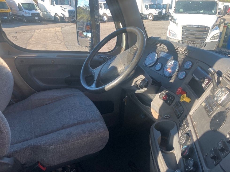 Day Cab Tractor-Heavy Duty Tractors-Freightliner-2018-Cascadia 12564ST-Fitchburg-MA-319,118\n\t\tmiles-$ 44,000 - Image 14