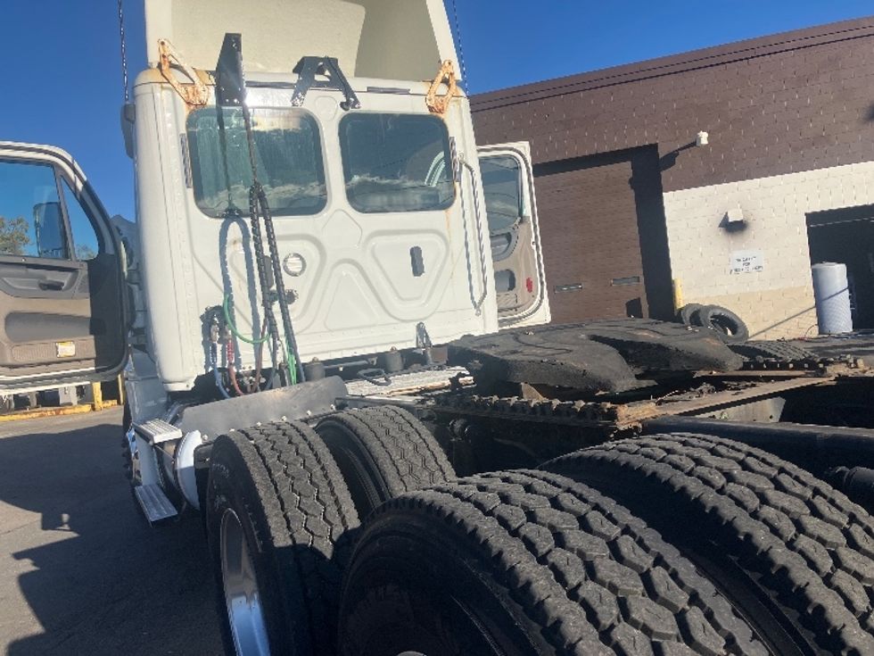 Day Cab Tractor-Heavy Duty Tractors-Freightliner-2018-Cascadia 12564ST-Fitchburg-MA-319,118\n\t\tmiles-$ 44,000 - Image 17