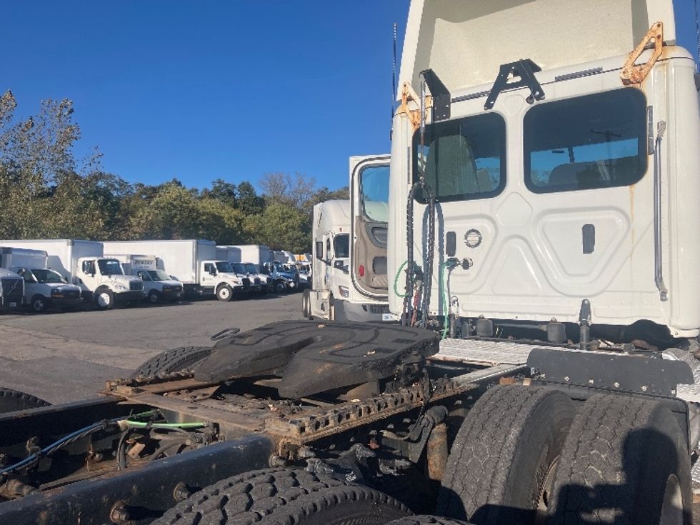 Day Cab Tractor-Heavy Duty Tractors-Freightliner-2018-Cascadia 12564ST-Fitchburg-MA-319,118\n\t\tmiles-$ 44,000 - Image 18
