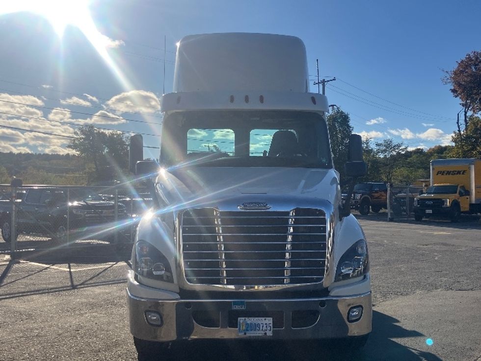 Day Cab Tractor-Heavy Duty Tractors-Freightliner-2018-Cascadia 12564ST-Fitchburg-MA-319,118\n\t\tmiles-$ 44,000 - Image 2