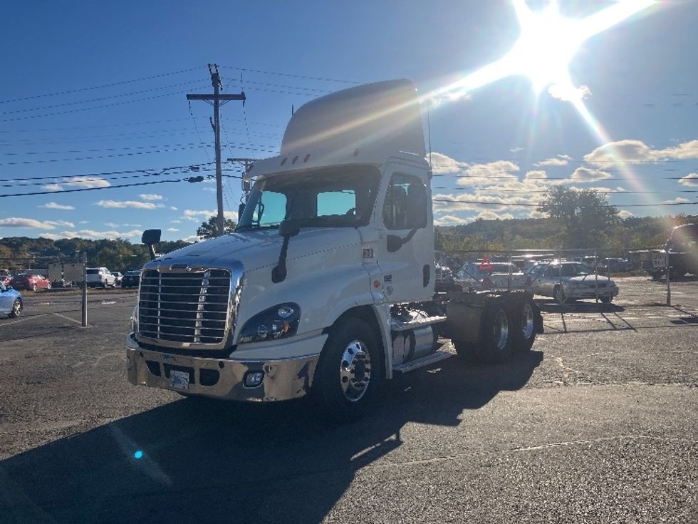 Day Cab Tractor-Heavy Duty Tractors-Freightliner-2018-Cascadia 12564ST-Fitchburg-MA-319,118\n\t\tmiles-$ 44,000 - Image 3