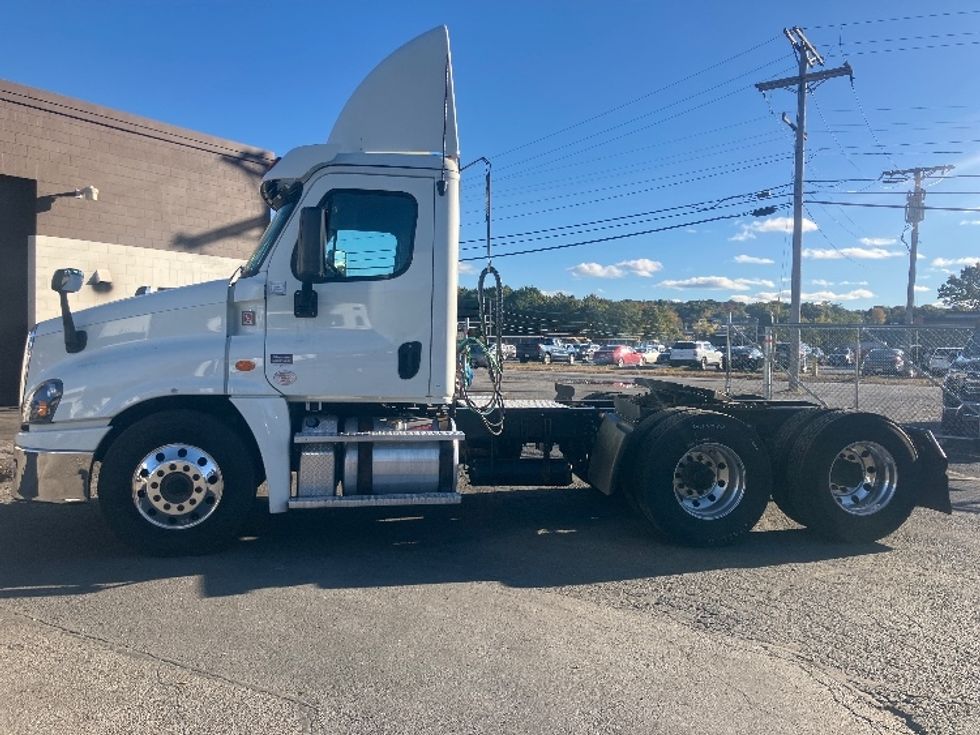 Day Cab Tractor-Heavy Duty Tractors-Freightliner-2018-Cascadia 12564ST-Fitchburg-MA-319,118\n\t\tmiles-$ 44,000 - Image 4