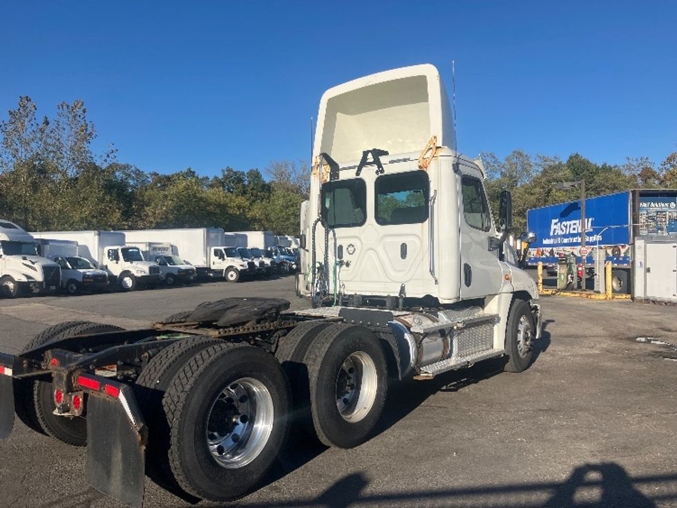 Day Cab Tractor-Heavy Duty Tractors-Freightliner-2018-Cascadia 12564ST-Fitchburg-MA-319,118\n\t\tmiles-$ 44,000 - Image 7