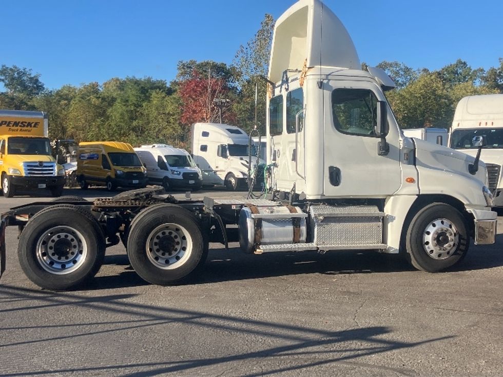 Day Cab Tractor-Heavy Duty Tractors-Freightliner-2018-Cascadia 12564ST-Fitchburg-MA-319,118\n\t\tmiles-$ 44,000 - Image 8