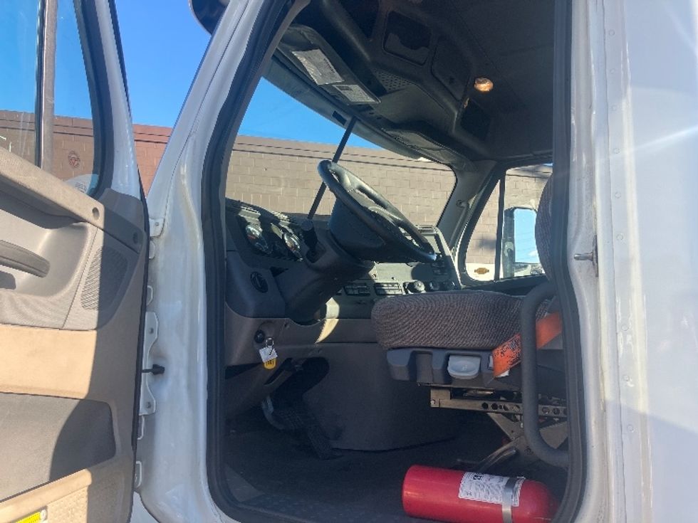 Day Cab Tractor-Heavy Duty Tractors-Freightliner-2018-Cascadia 12564ST-Fitchburg-MA-319,118\n\t\tmiles-$ 44,000 - Image 9