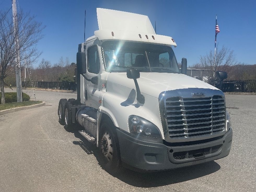 Day Cab Tractor-Heavy Duty Tractors-Freightliner-2018-Cascadia 12564ST-Fitchburg-MA-380,933\n\t\tmiles-$ 34,250 - Image 1