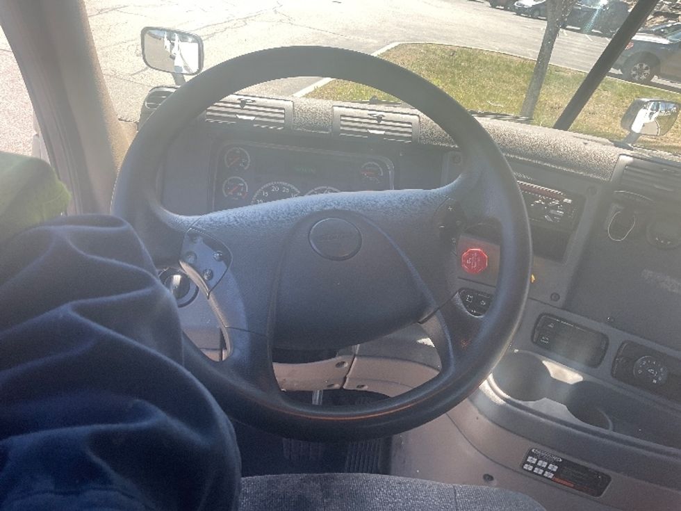 Day Cab Tractor-Heavy Duty Tractors-Freightliner-2018-Cascadia 12564ST-Fitchburg-MA-380,933\n\t\tmiles-$ 34,250 - Image 11