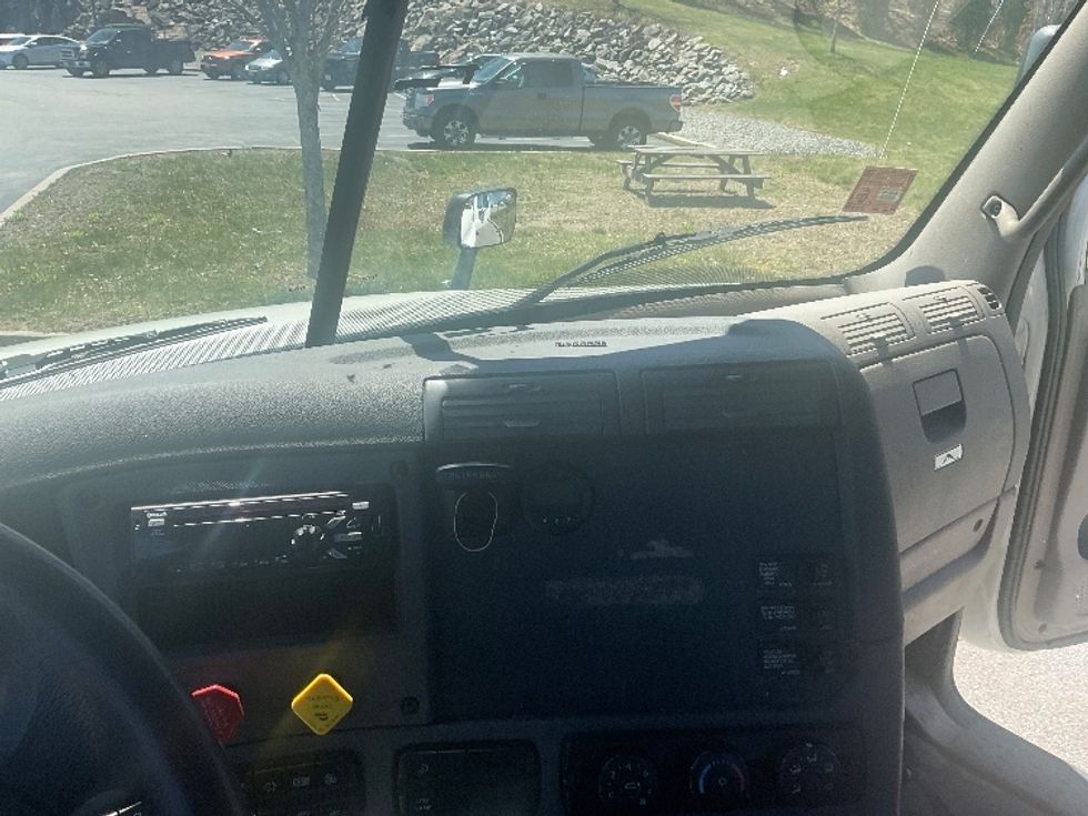 Day Cab Tractor-Heavy Duty Tractors-Freightliner-2018-Cascadia 12564ST-Fitchburg-MA-380,933\n\t\tmiles-$ 34,250 - Image 13